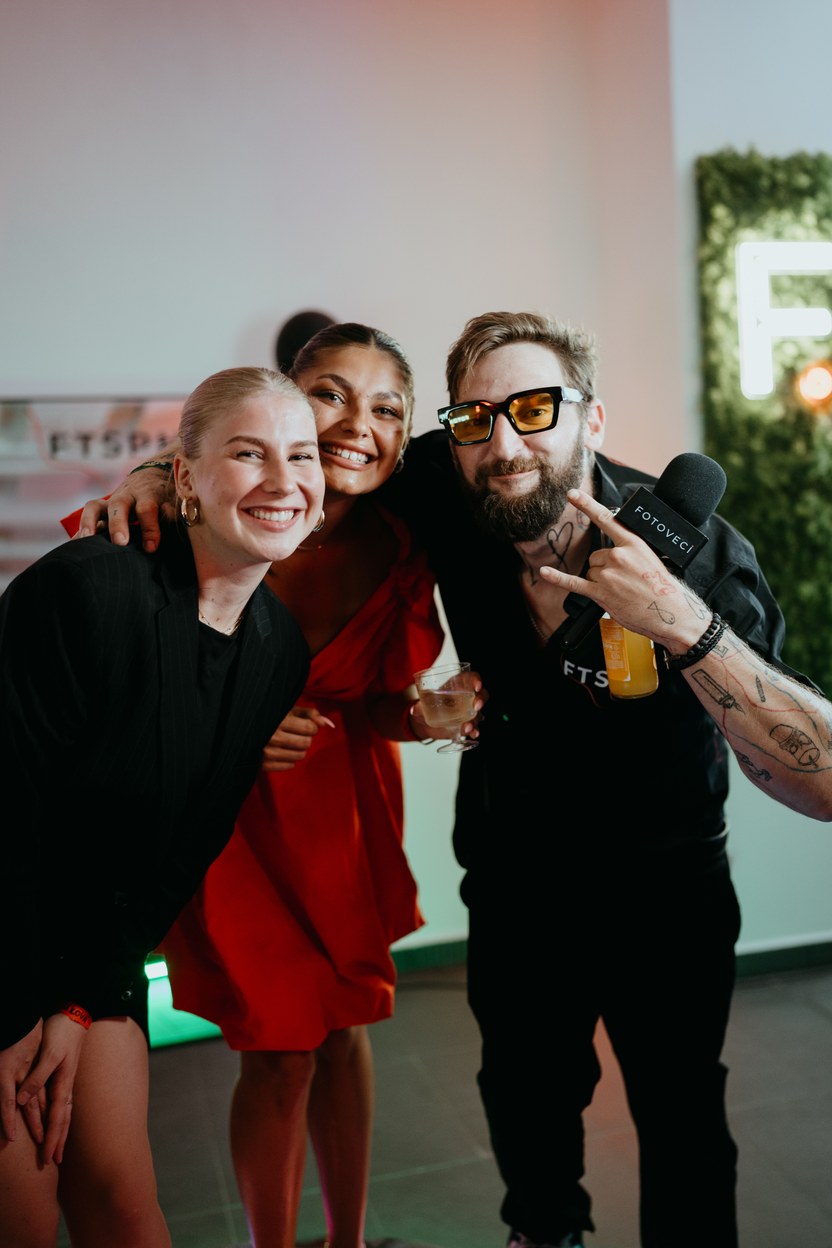 Původní fotografie skupiny hostů před AI proměnou