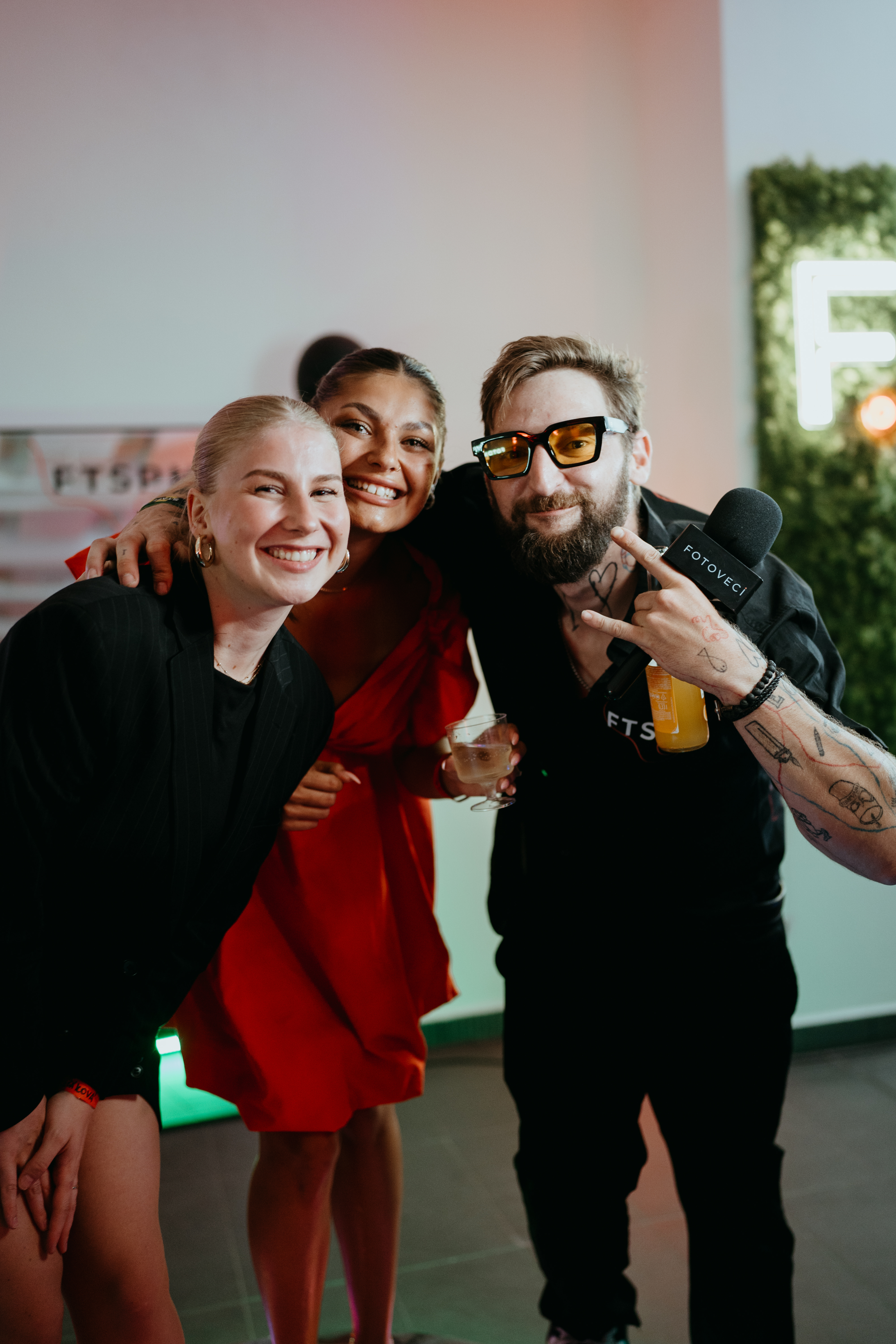 Původní fotografie skupiny hostů před AI proměnou