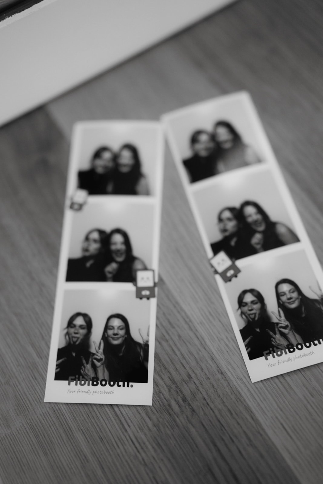 Vytištěné pásky fotografií s logem FibiBooth