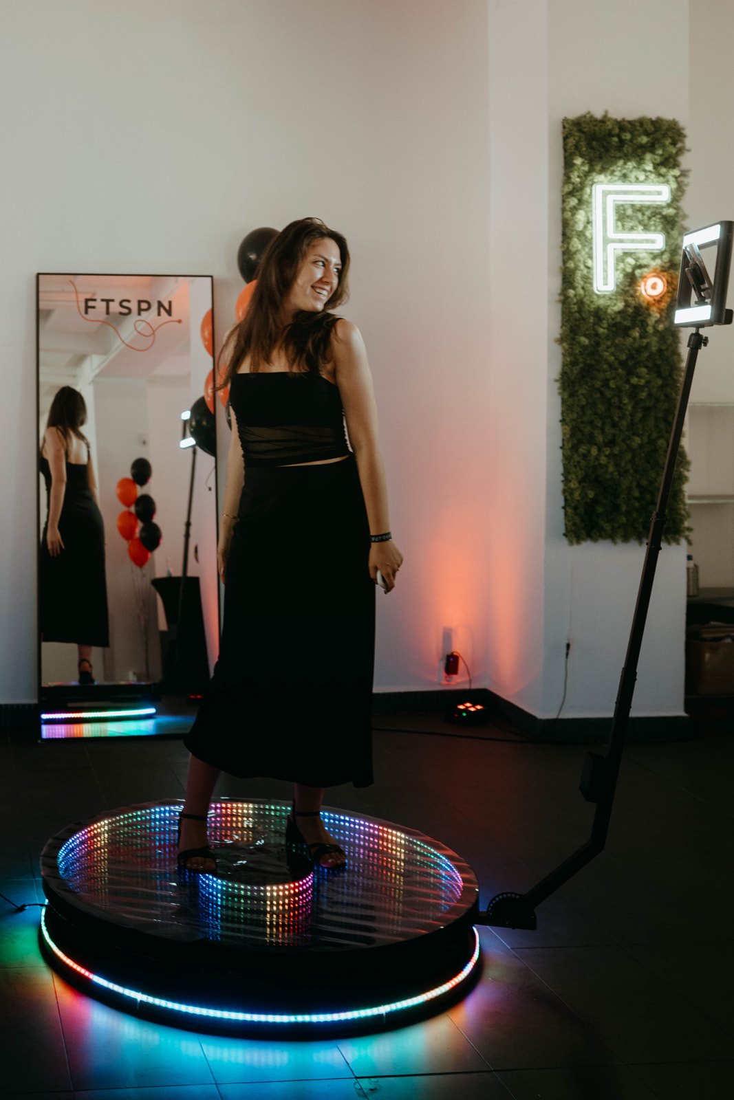 Host na osvětlené platformě Fotospin 360°