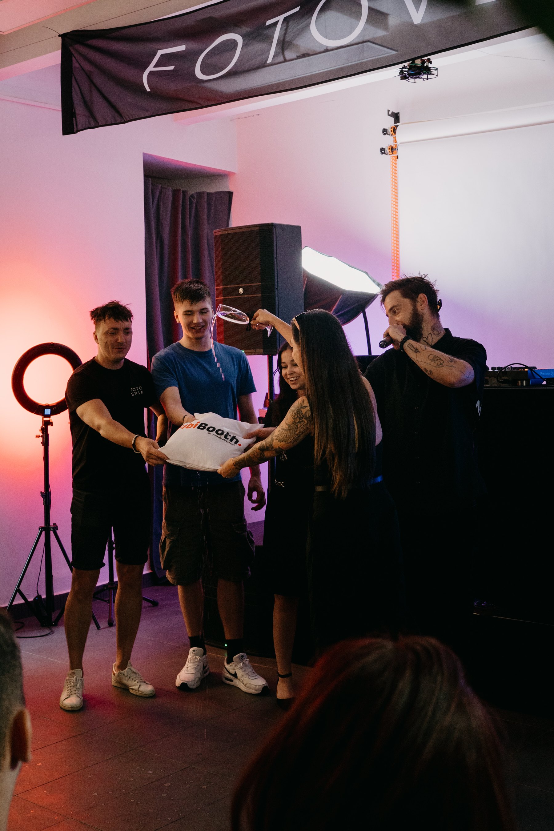 Tým Fotospin a hosté s polštářem FibiBooth během akce