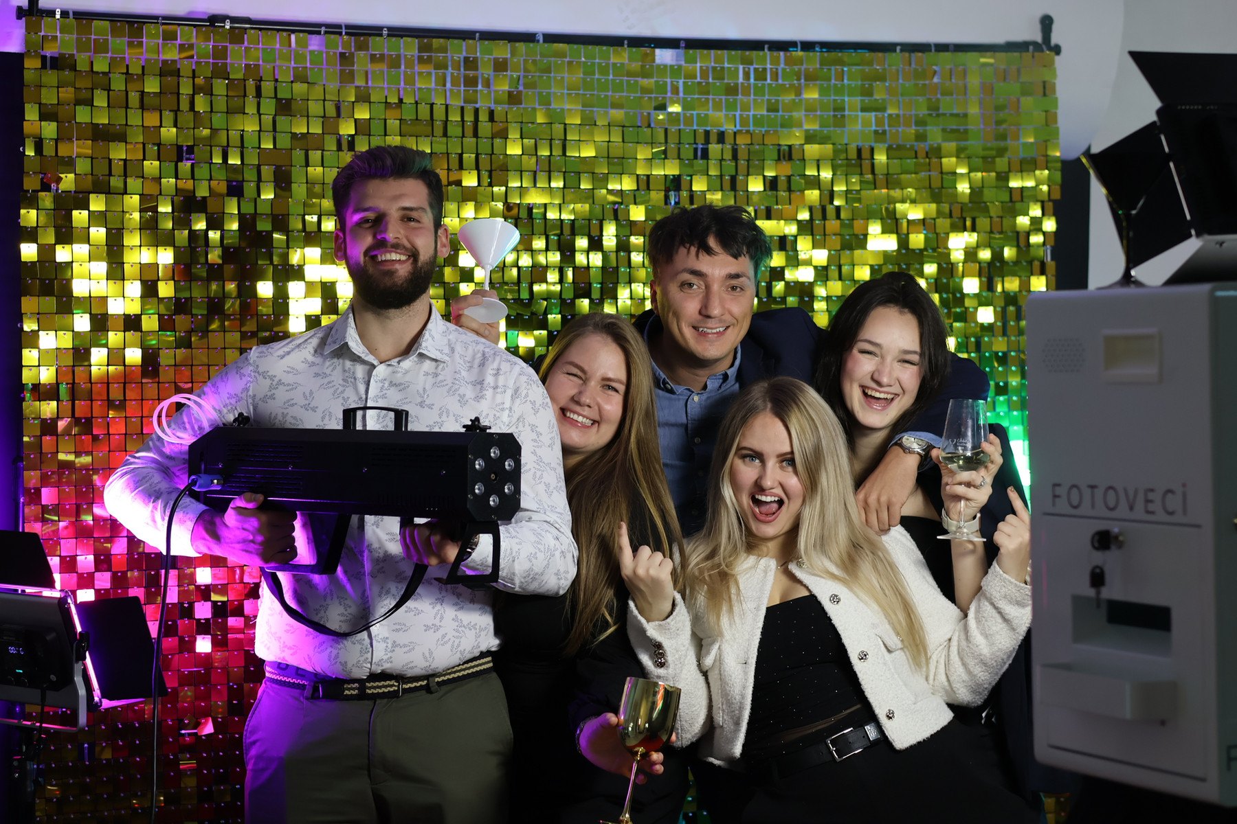 Skupina přátel před fotokoutkem na reálné akci