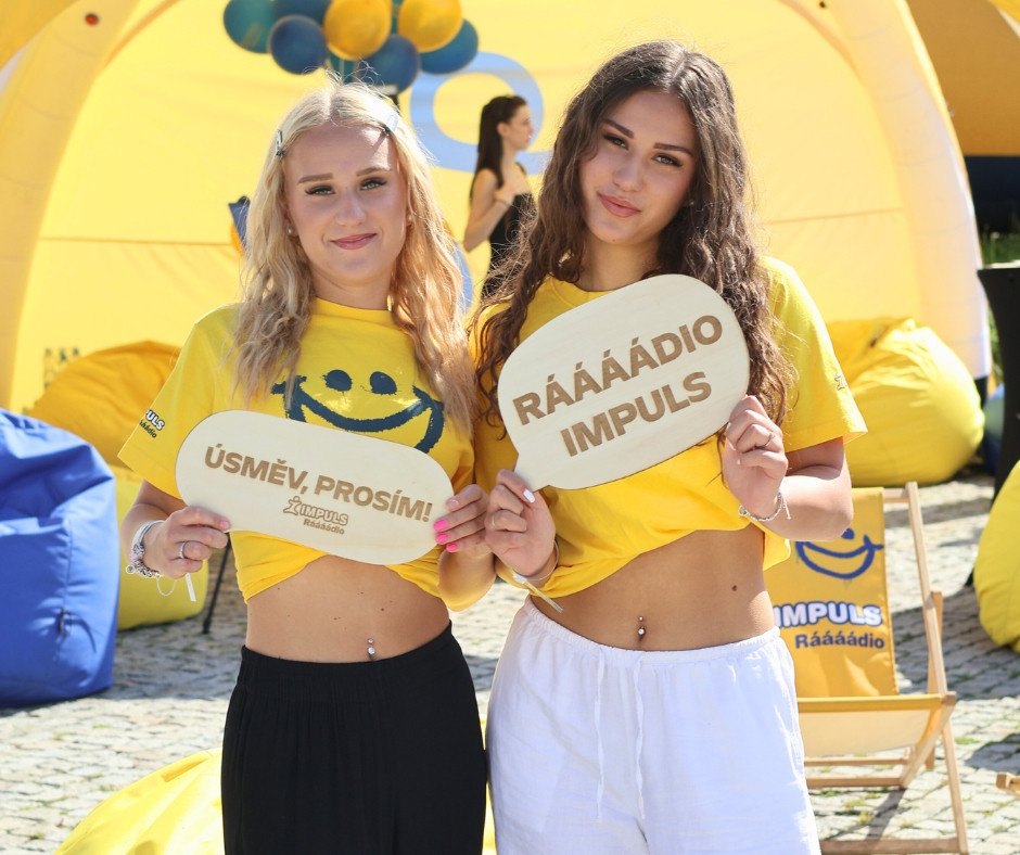 Hostesky s fotografickými rekvizitami na venkovní akci