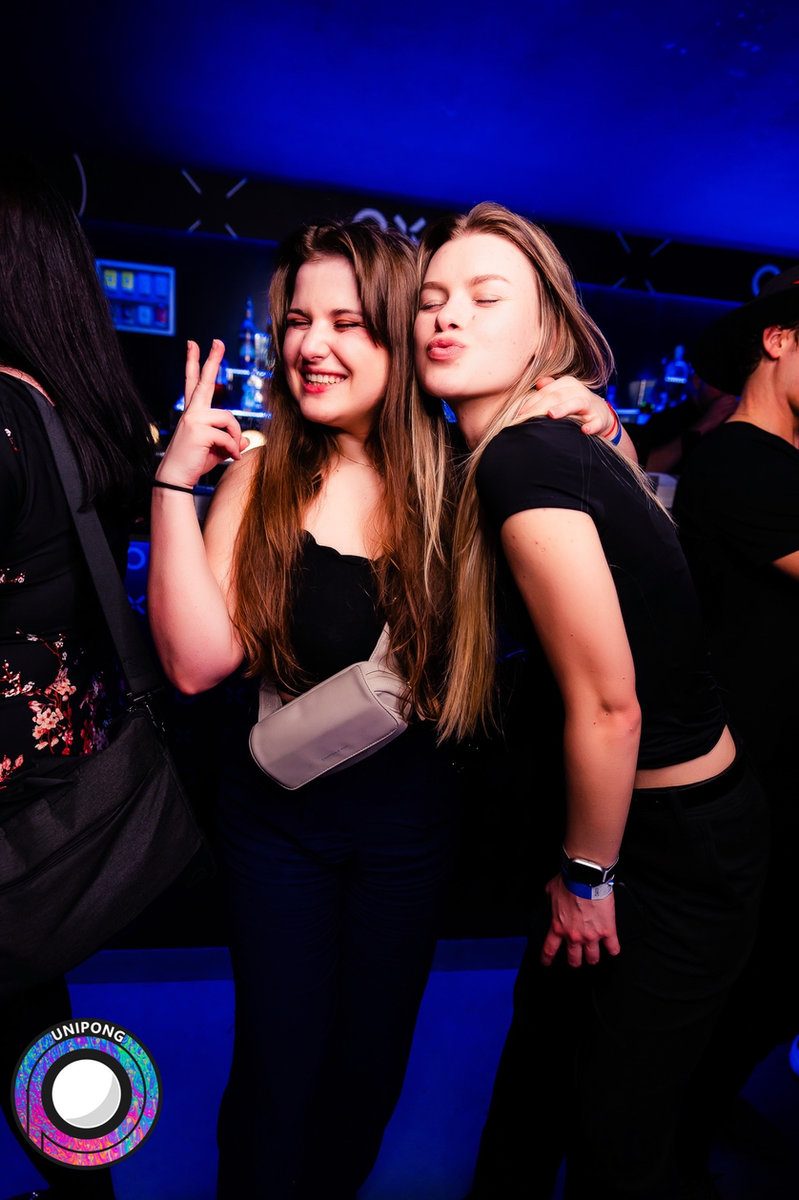 Dvě kamarádky pózují na party u fotokoutku