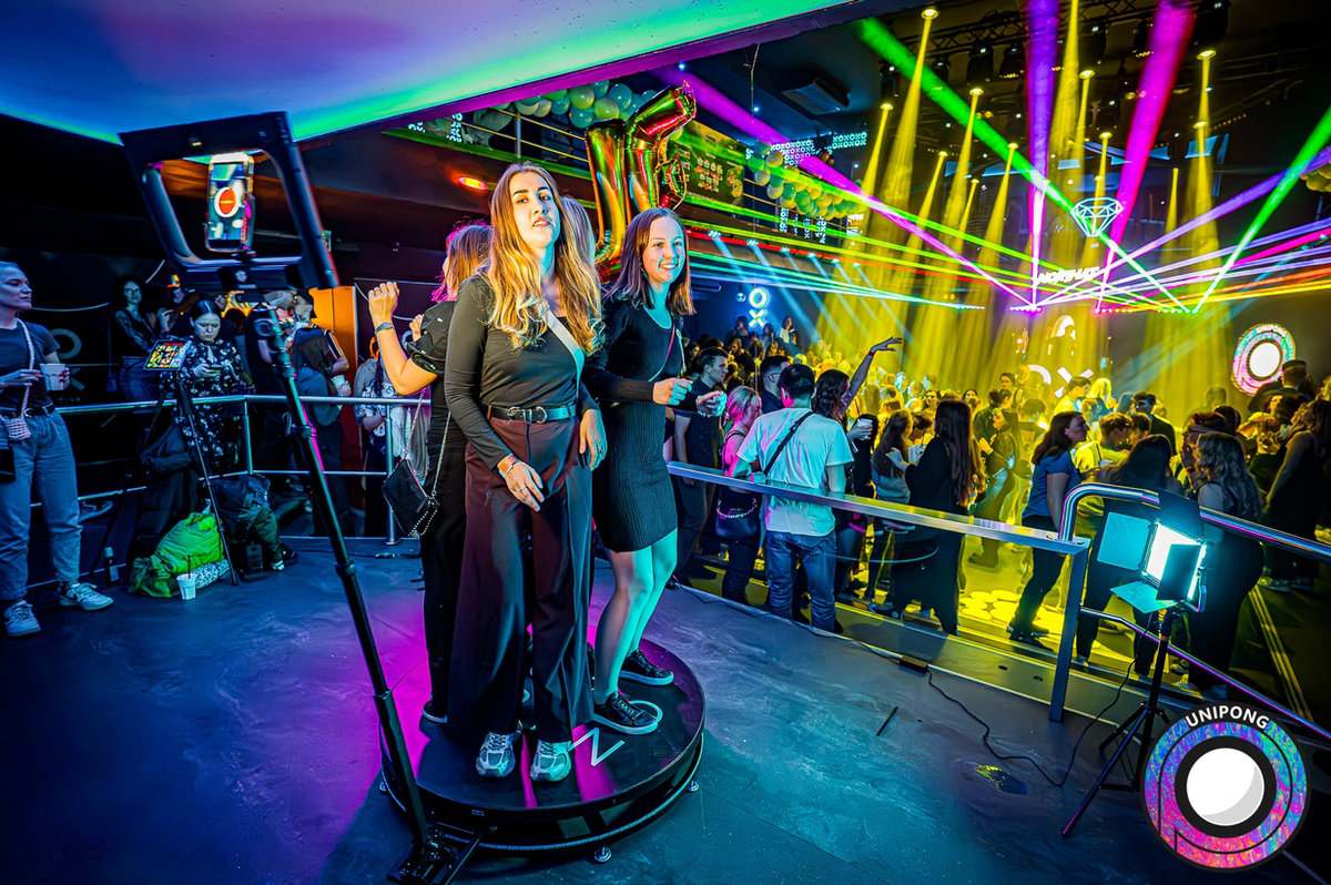 360° koutek v neonovém klubu
